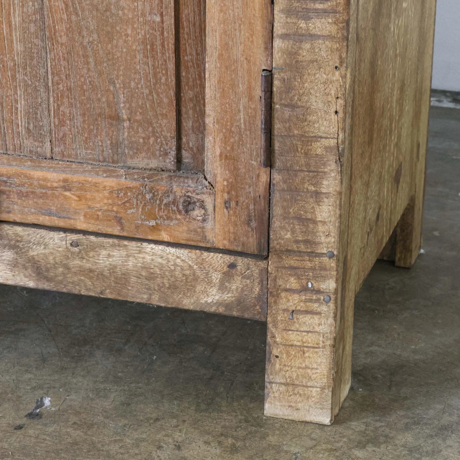 Heavy 6 Door Narrow Sideboard 9 Heavy 6 Door Narrow Sideboard - Image 9